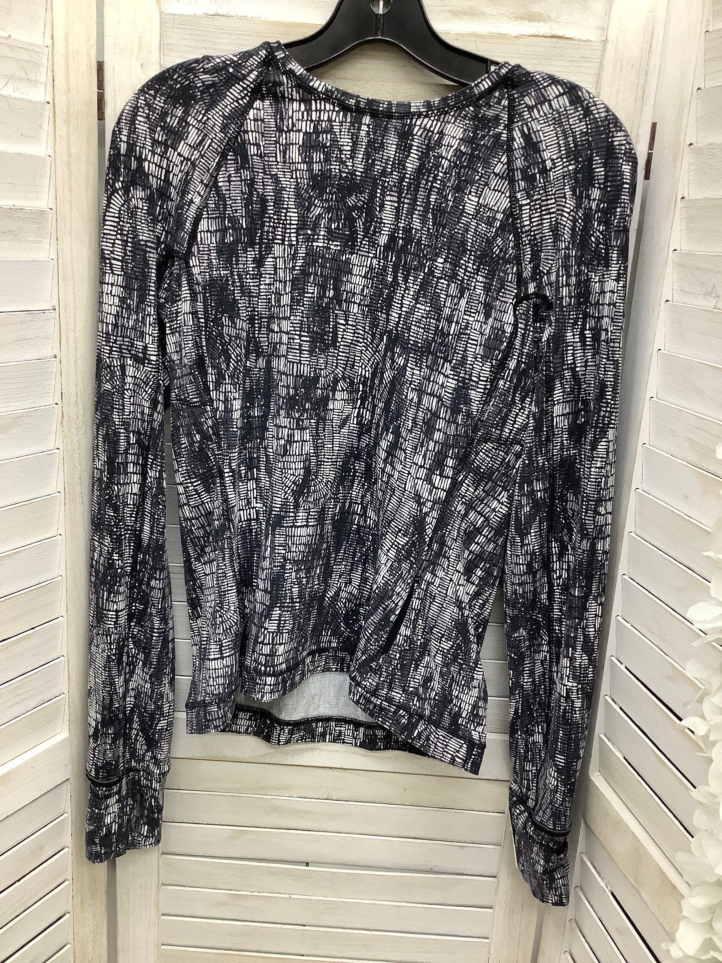 Athletic Top Long Sleeve Crewneck By Lululemon Size: 6