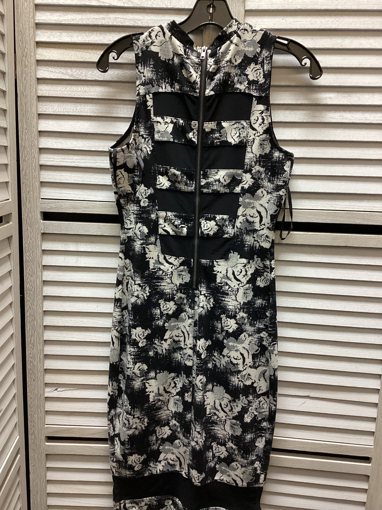 Dress Casual Midi By Material Girl Size: M