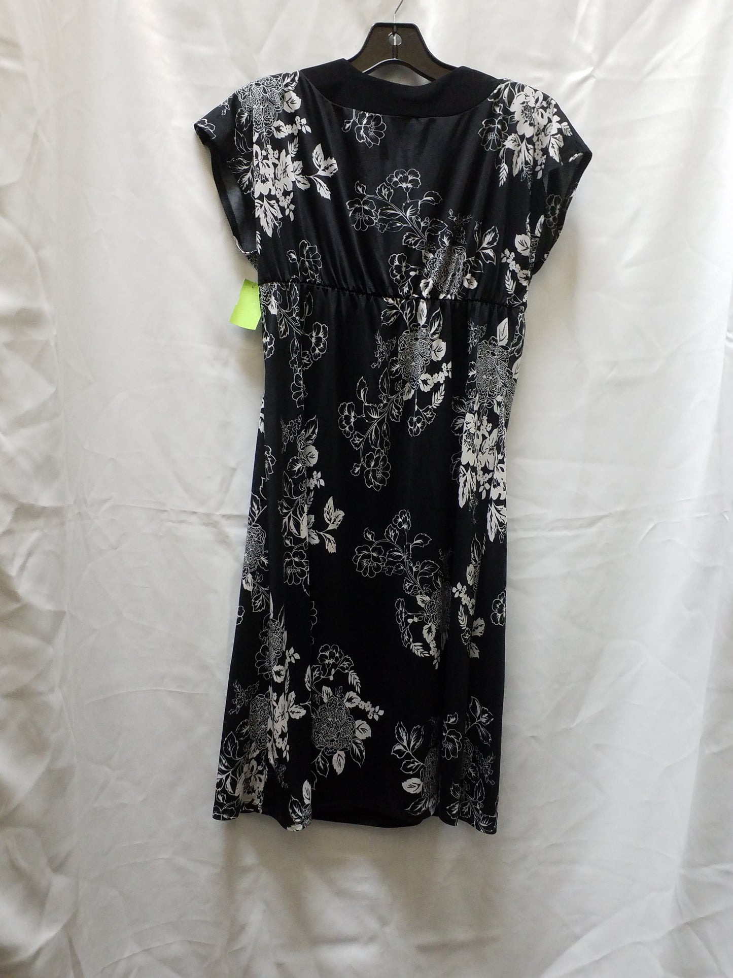 Dress Casual Midi By Clothes Mentor Size: M