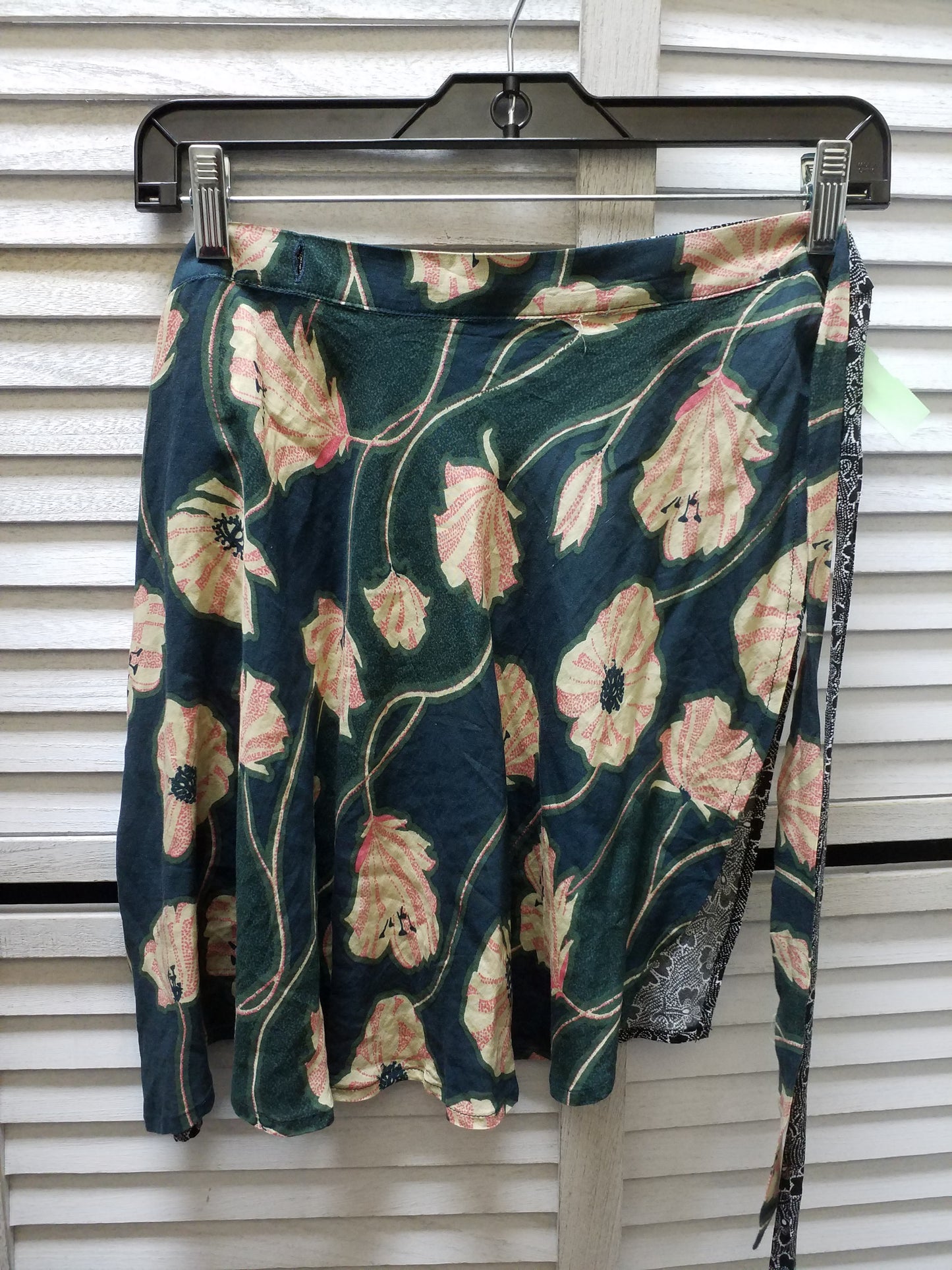 Skirt Mini & Short By Urban Outfitters Size: S