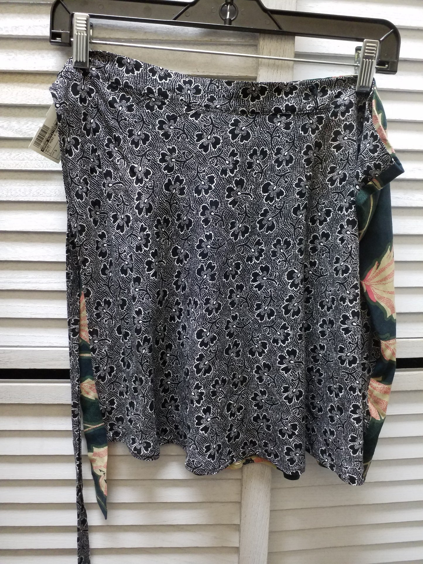 Skirt Mini & Short By Urban Outfitters Size: S