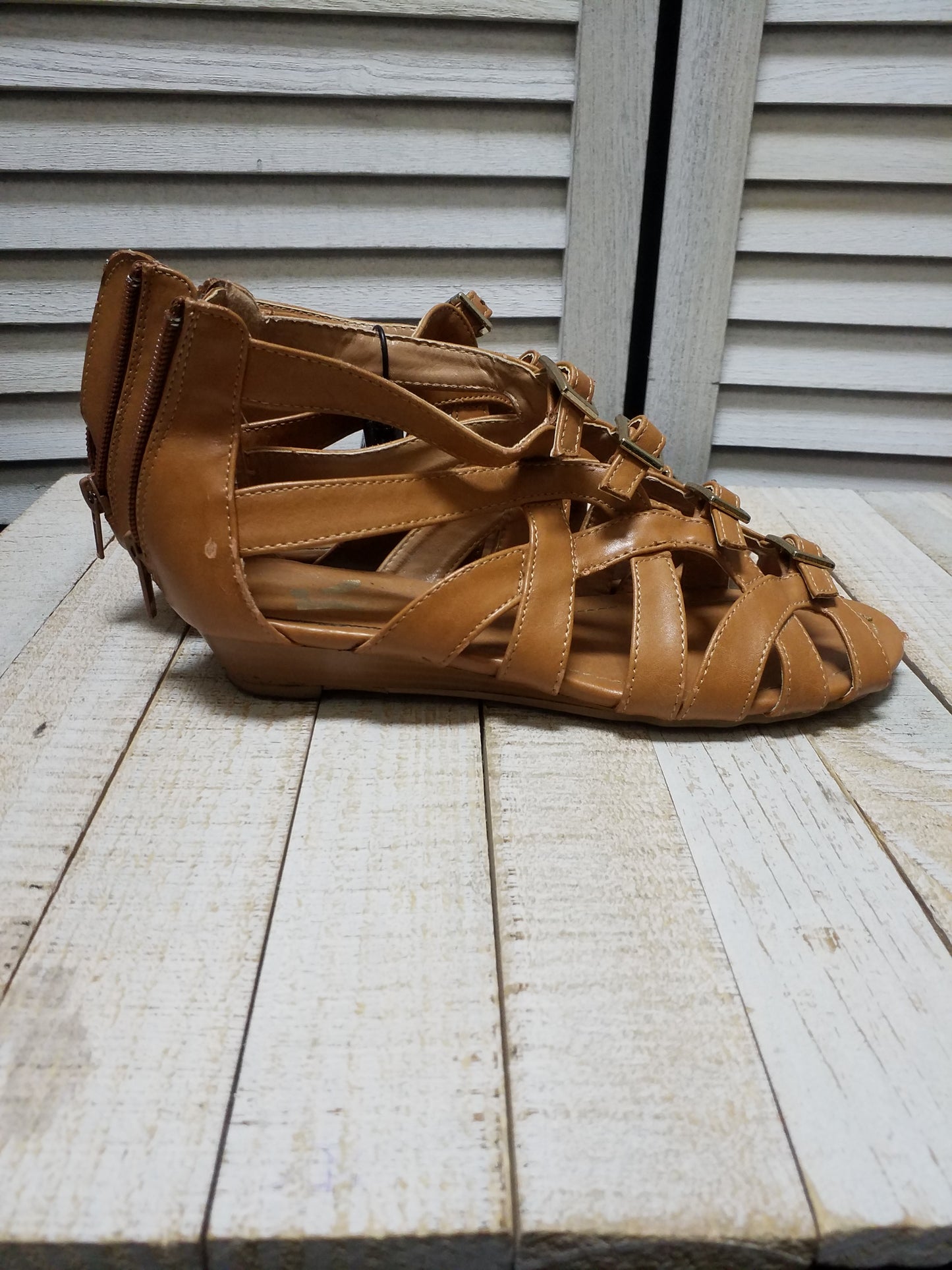 Sandals Flats By Report Size: 6.5