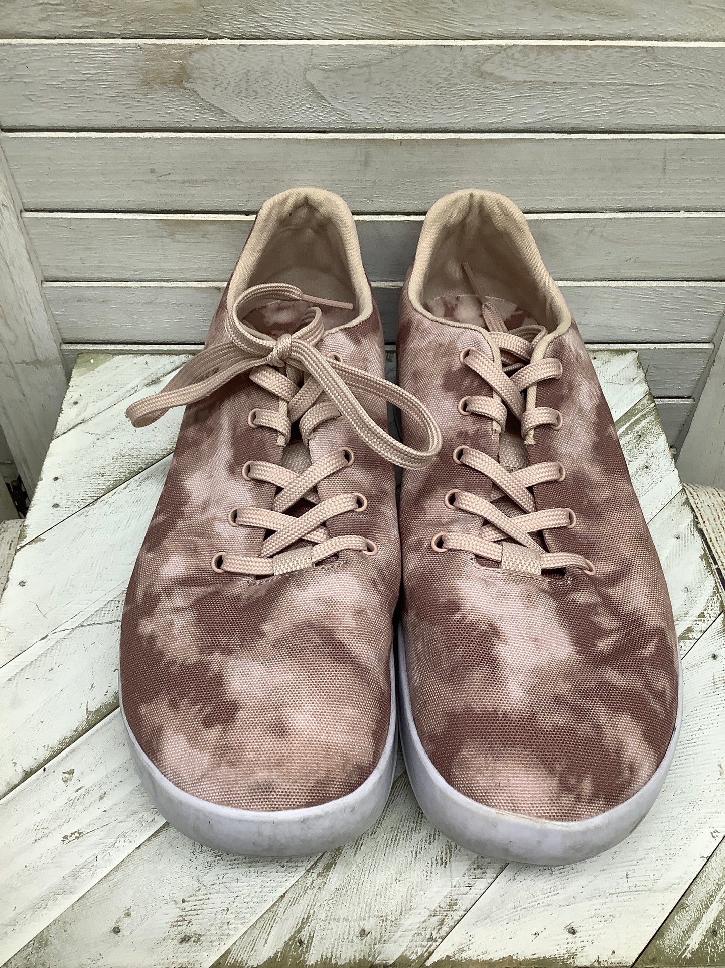 Shoes Sneakers By Clothes Mentor Size: 10