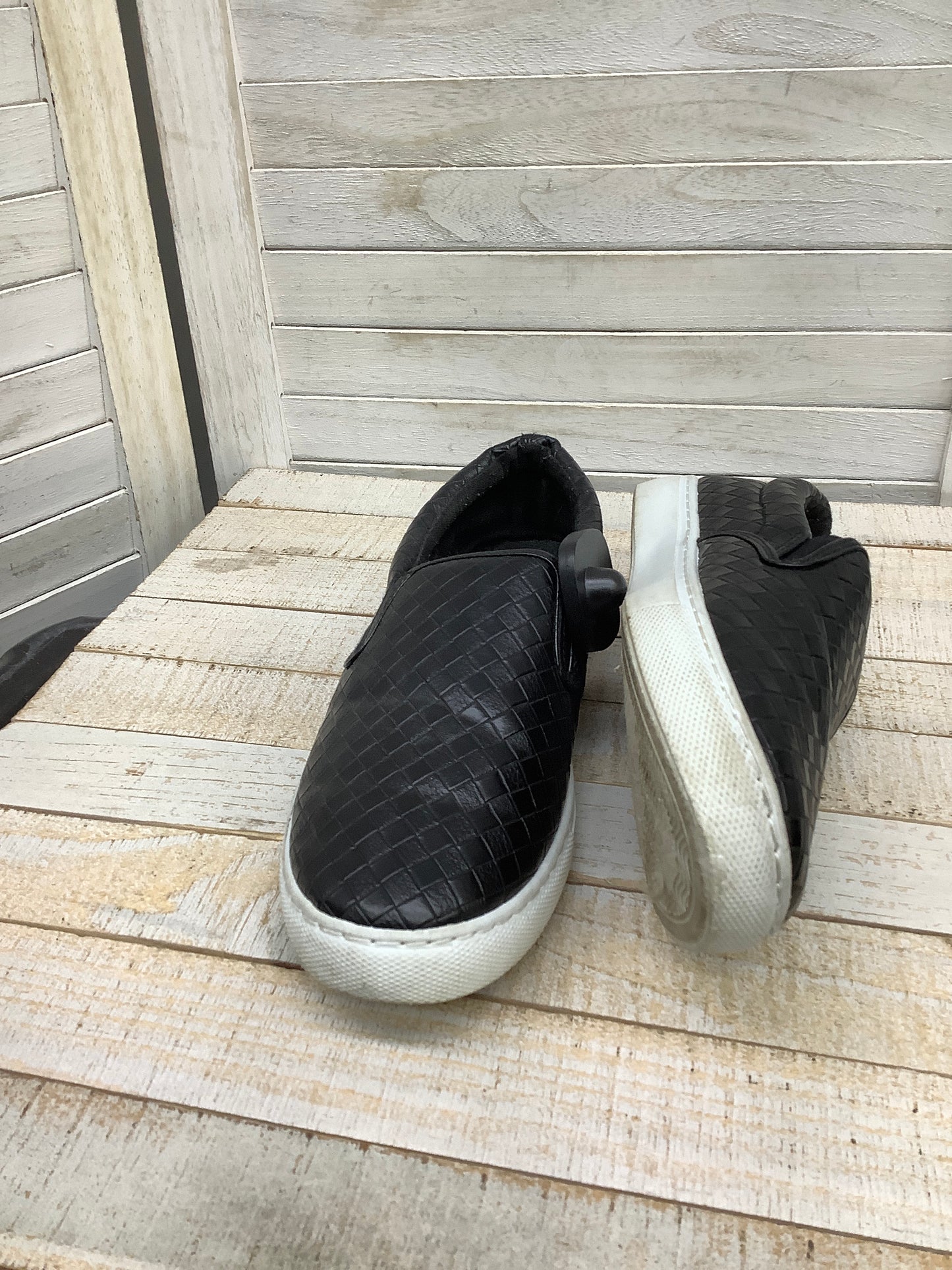 Shoes Sneakers By Clothes Mentor Size: 8