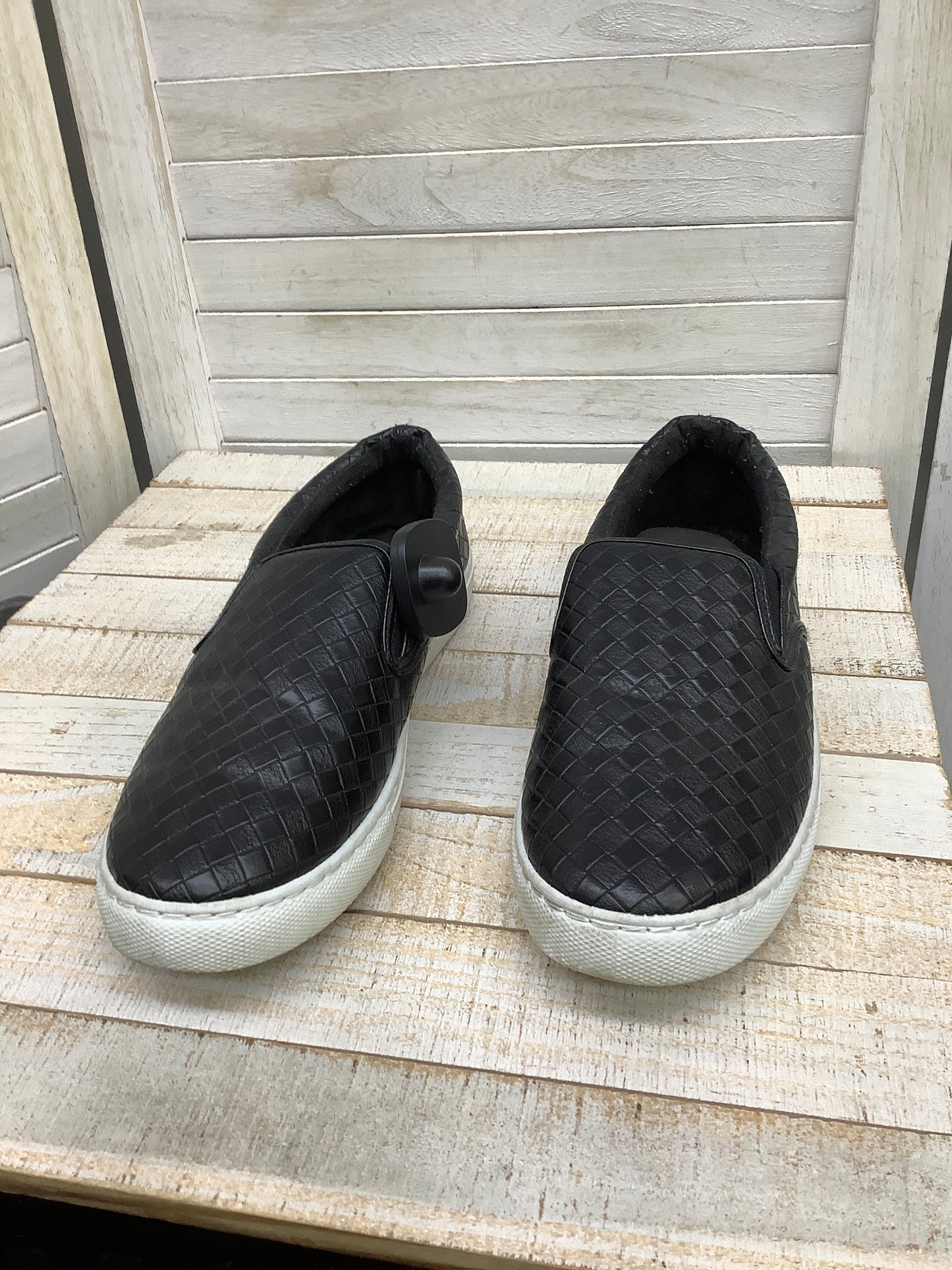 Shoes Sneakers By Clothes Mentor Size: 8