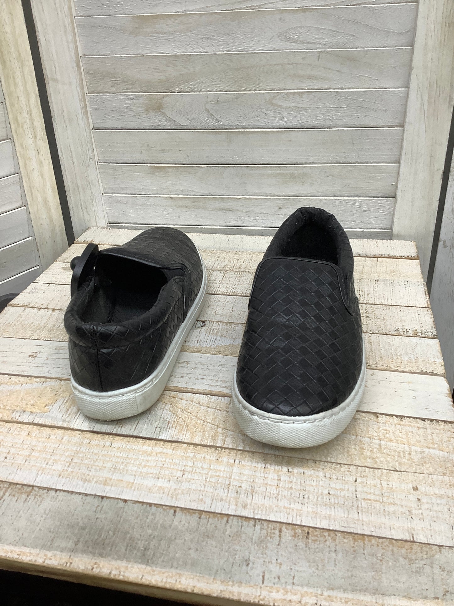 Shoes Sneakers By Clothes Mentor Size: 8