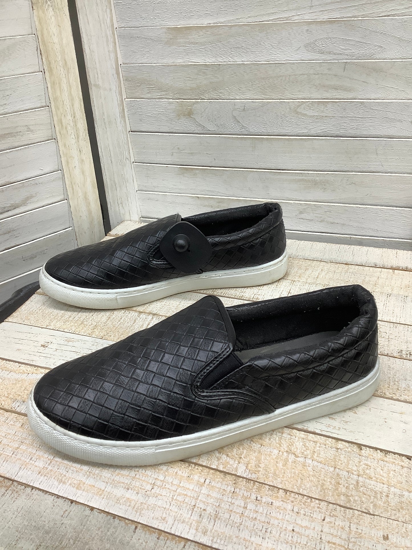 Shoes Sneakers By Clothes Mentor Size: 8