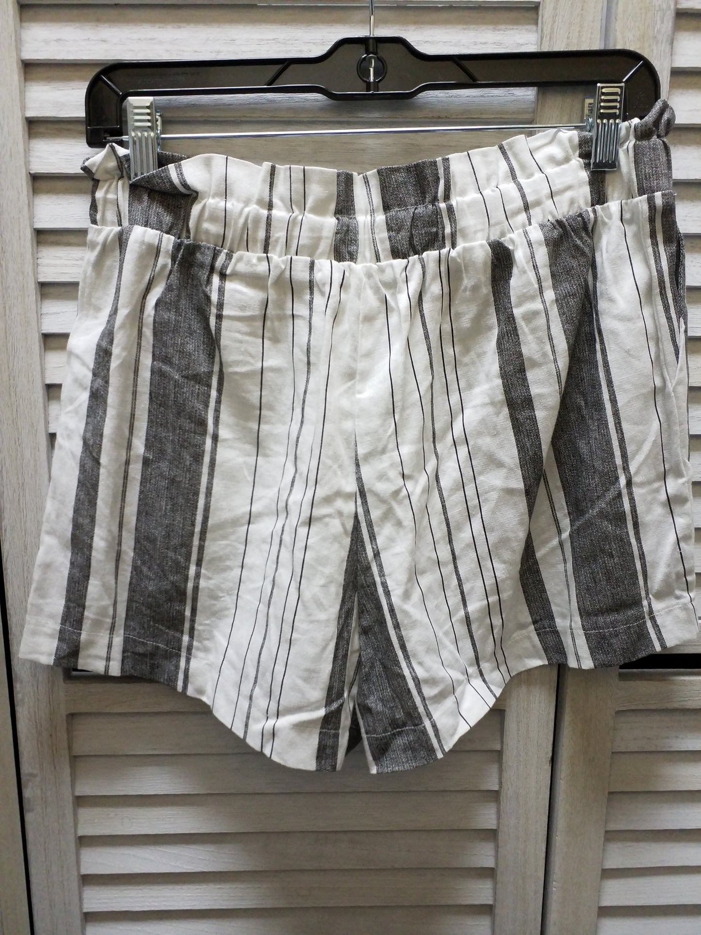 Shorts By Clothes Mentor  Size: M