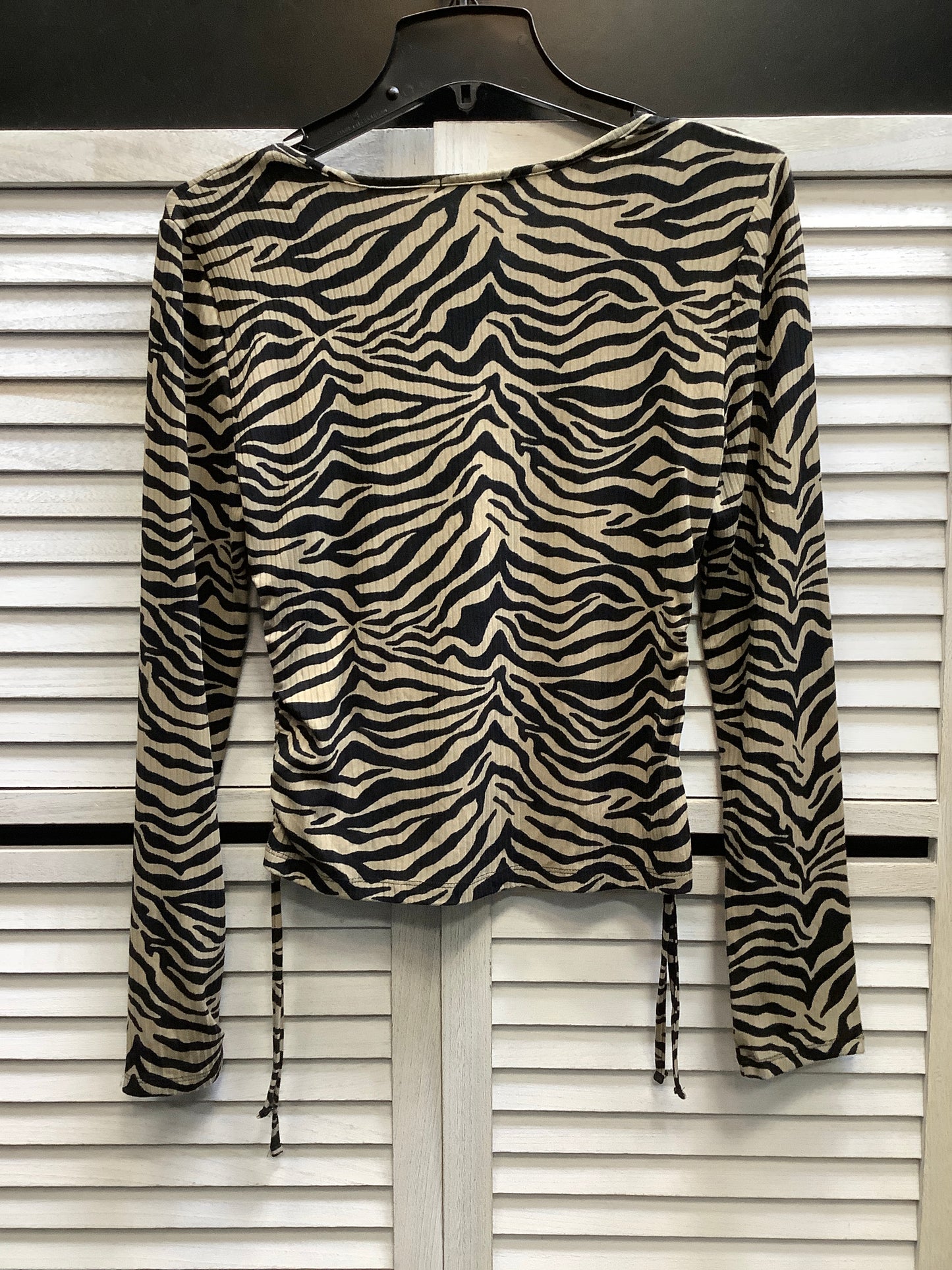 Top Long Sleeve By Clothes Mentor In Zebra Print, Size: M