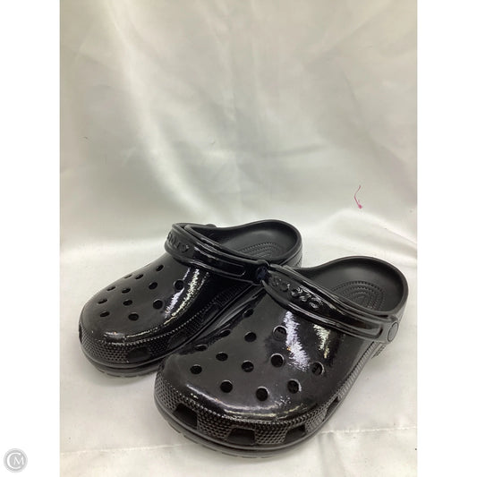 Shoes Flats By Crocs In Black, Size: 8