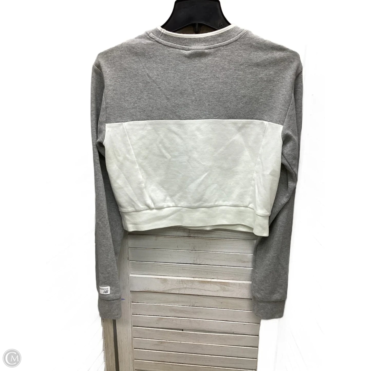 Top Long Sleeve By New Balance In Grey & White, Size: M