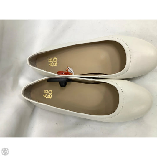 Shoes Flats By Abeo In Ivory, Size: 7.5