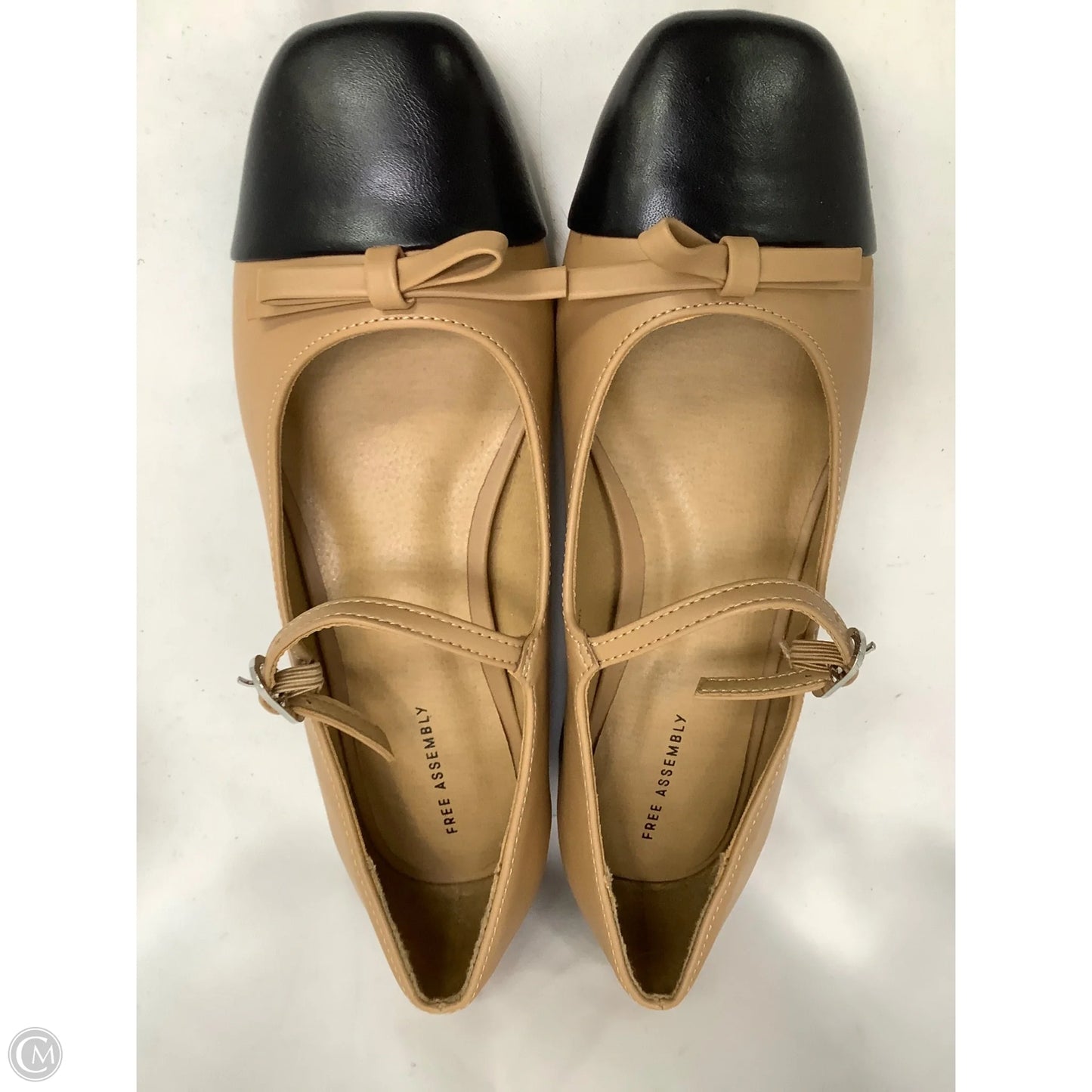 Shoes Flats By Free Assembly In Black & Tan, Size: 9