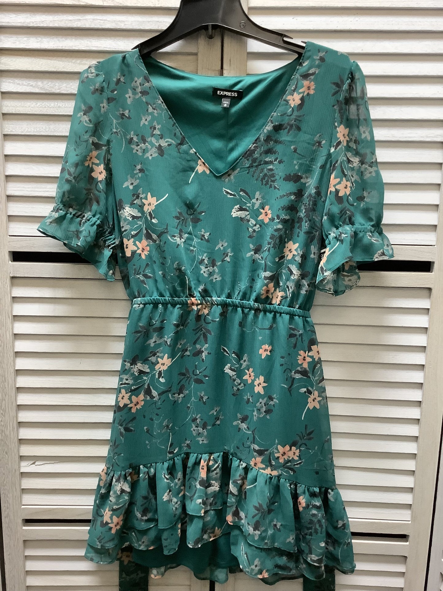 Dress Casual Short By Express  Size: M