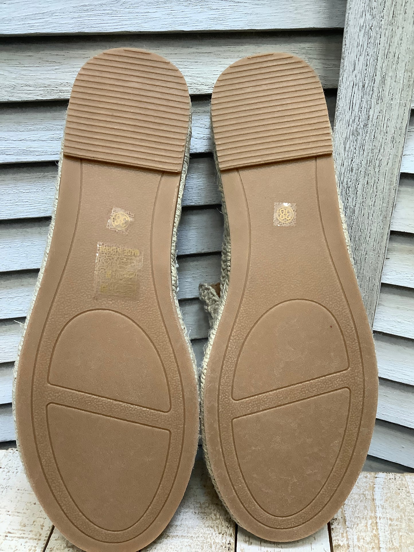 Tan Sandals Flats Clothes Mentor, Size 7.5