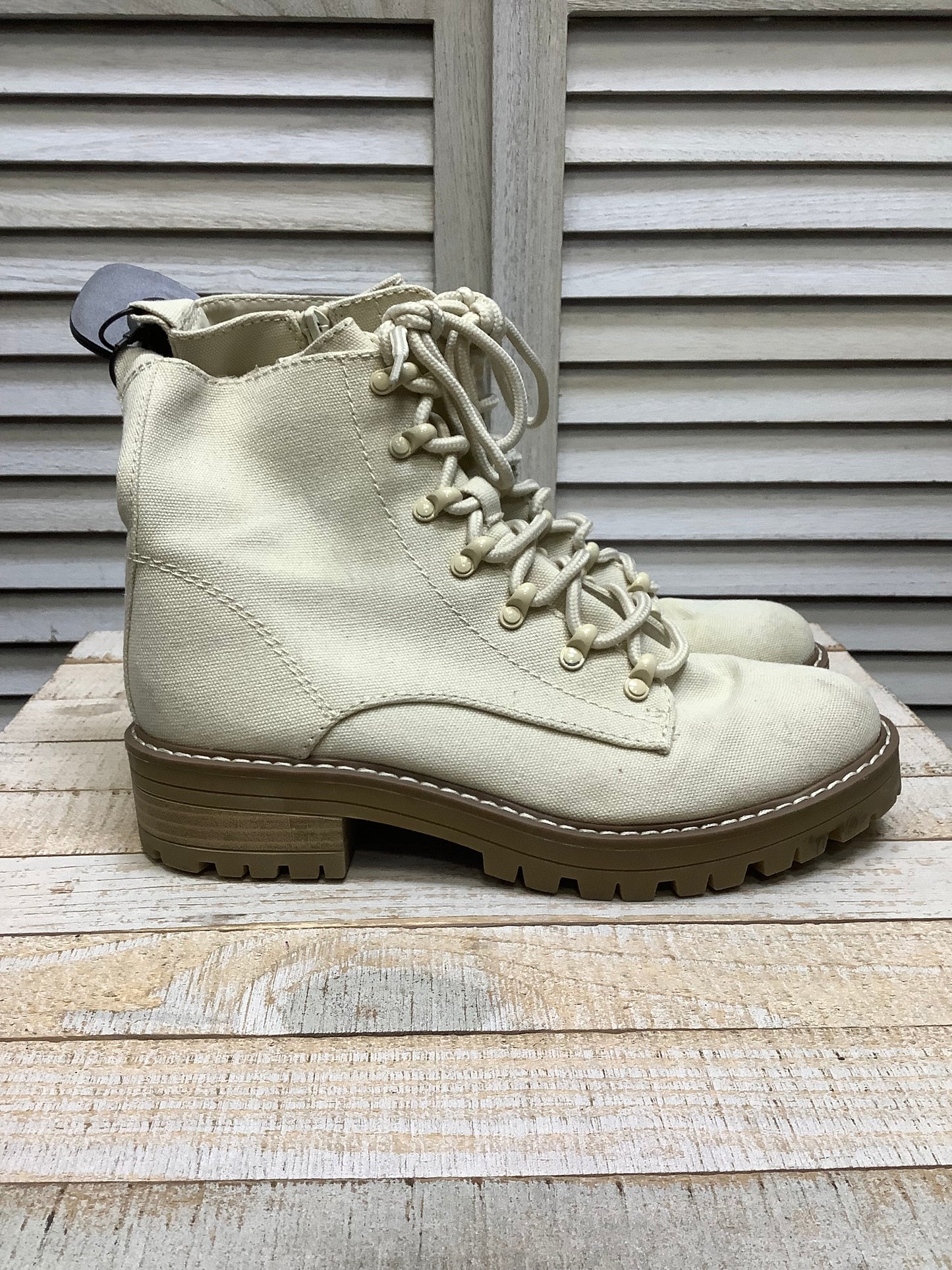 Cream Boots Combat Universal Thread, Size 8