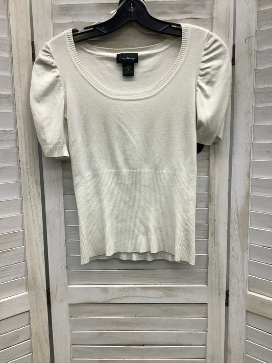 Top Short Sleeve By Clothes Mentor In White, Size: M