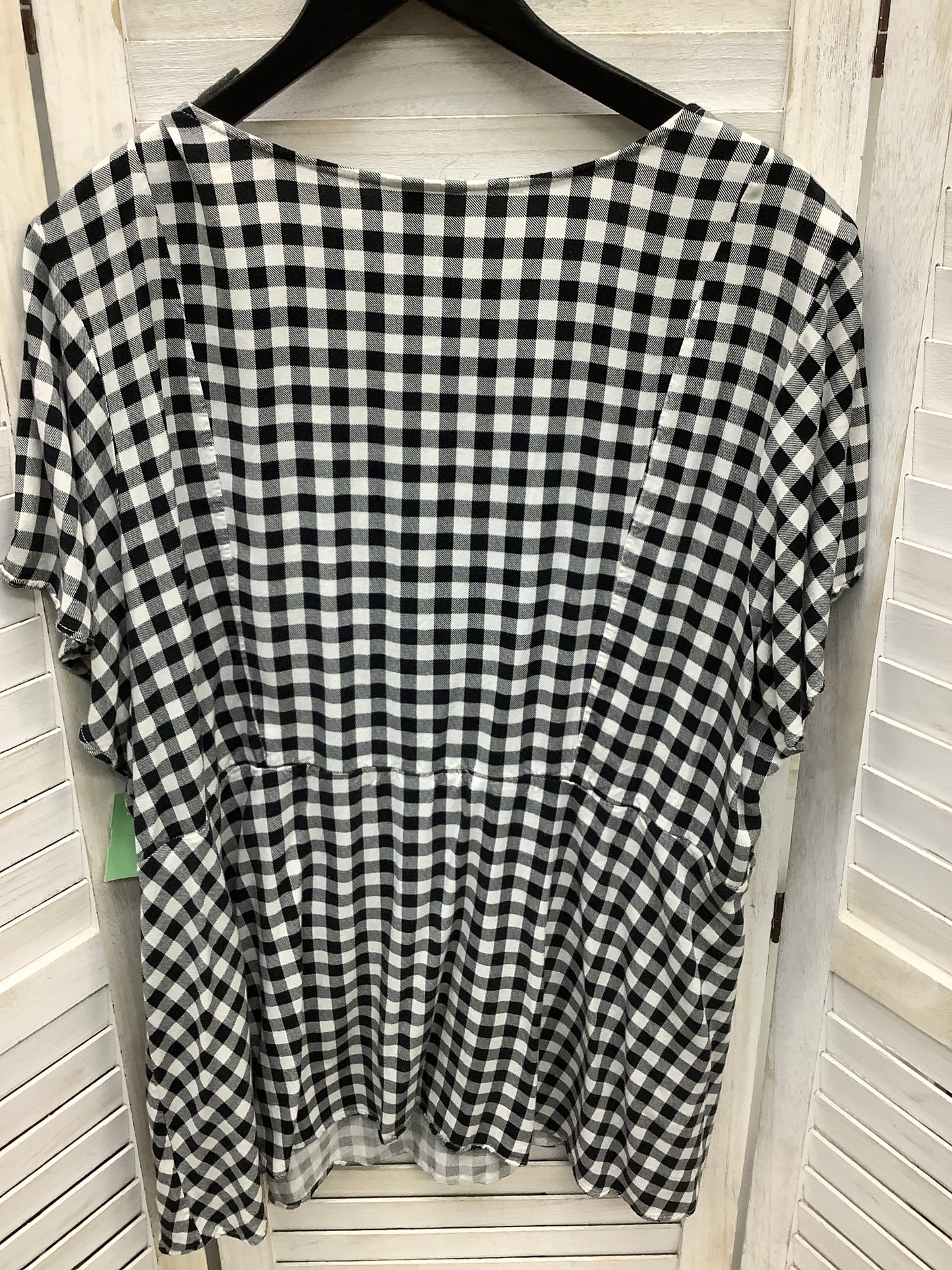 Top Short Sleeve By Torrid  Size: 4x