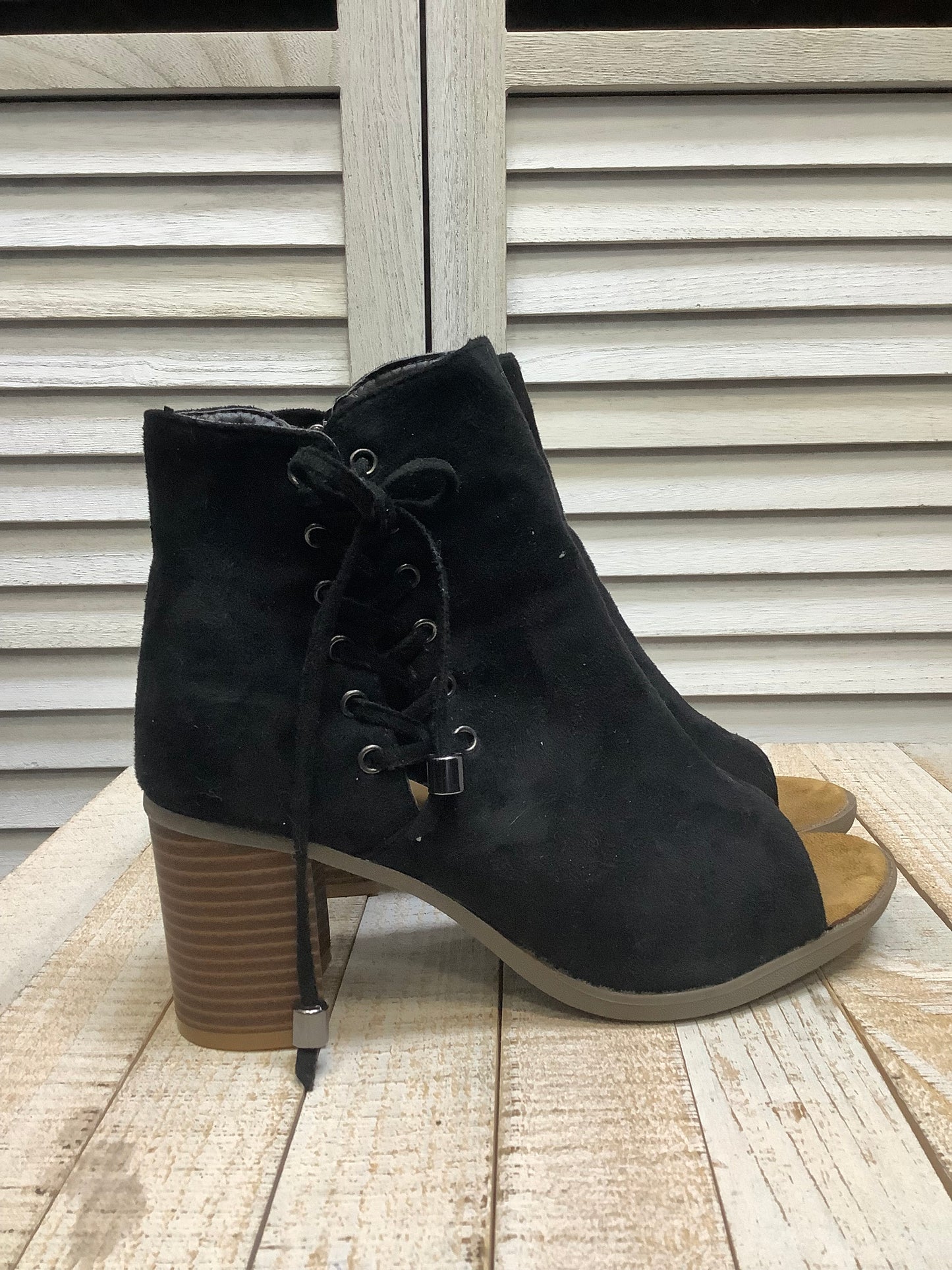 Boots Ankle Heels By Clothes Mentor In Black, Size: 7.5