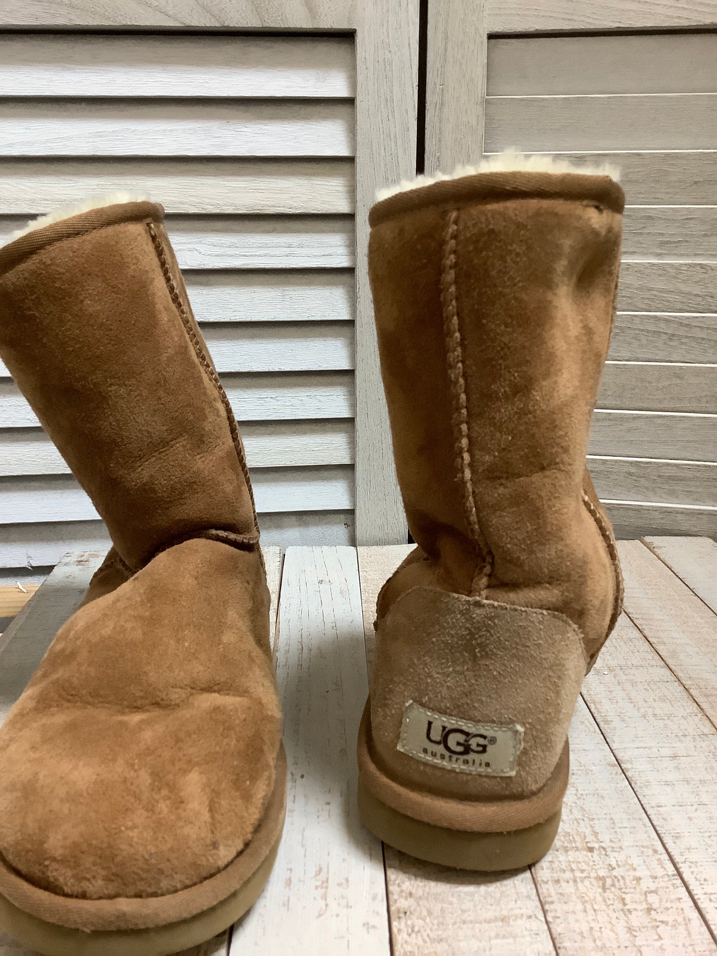 Boots Snow By Ugg  Size: 8