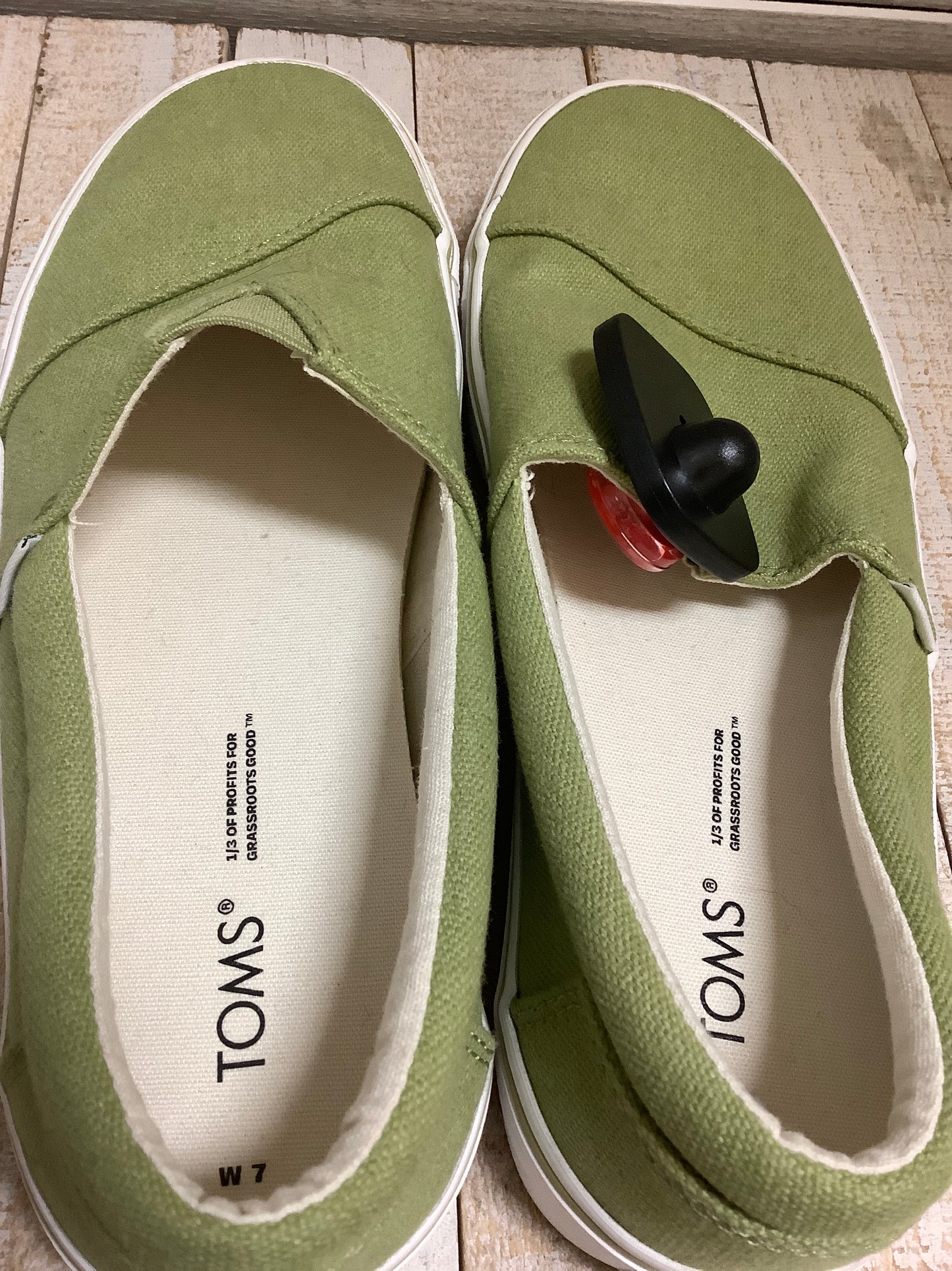 Shoes Sneakers By Toms  Size: 7